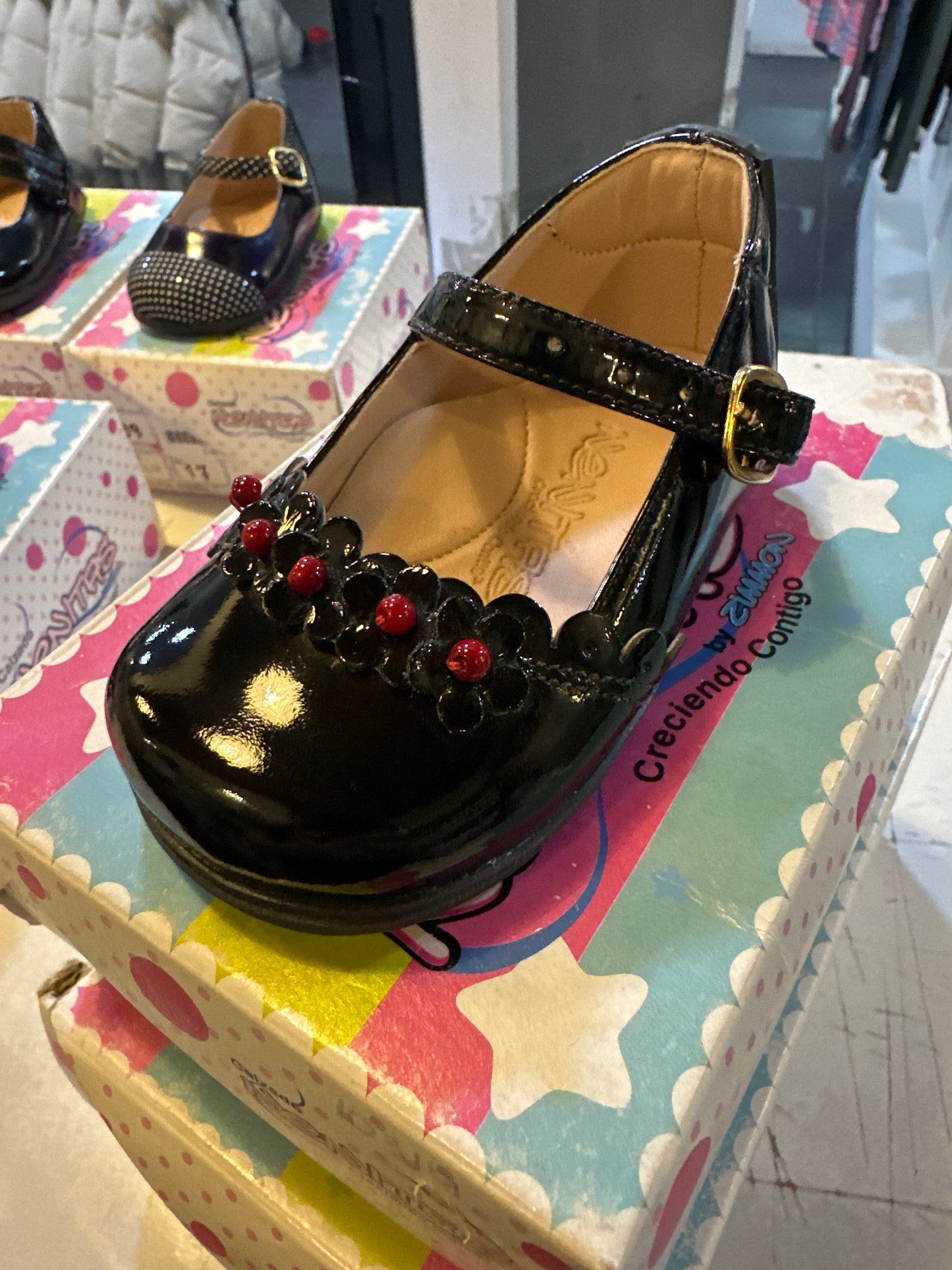 Zapatos flores negro perlas rojas