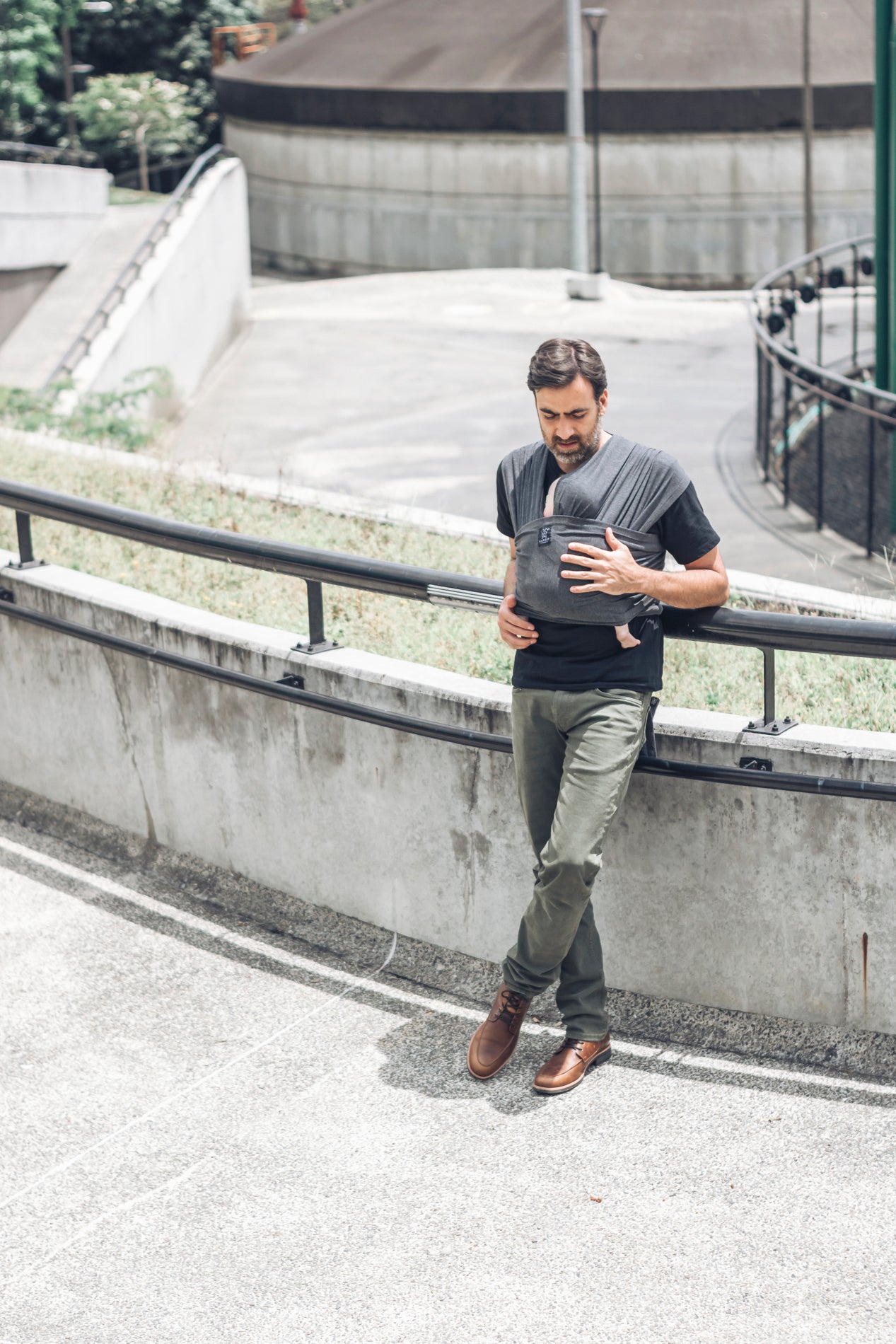 Fular cargador bebé gris