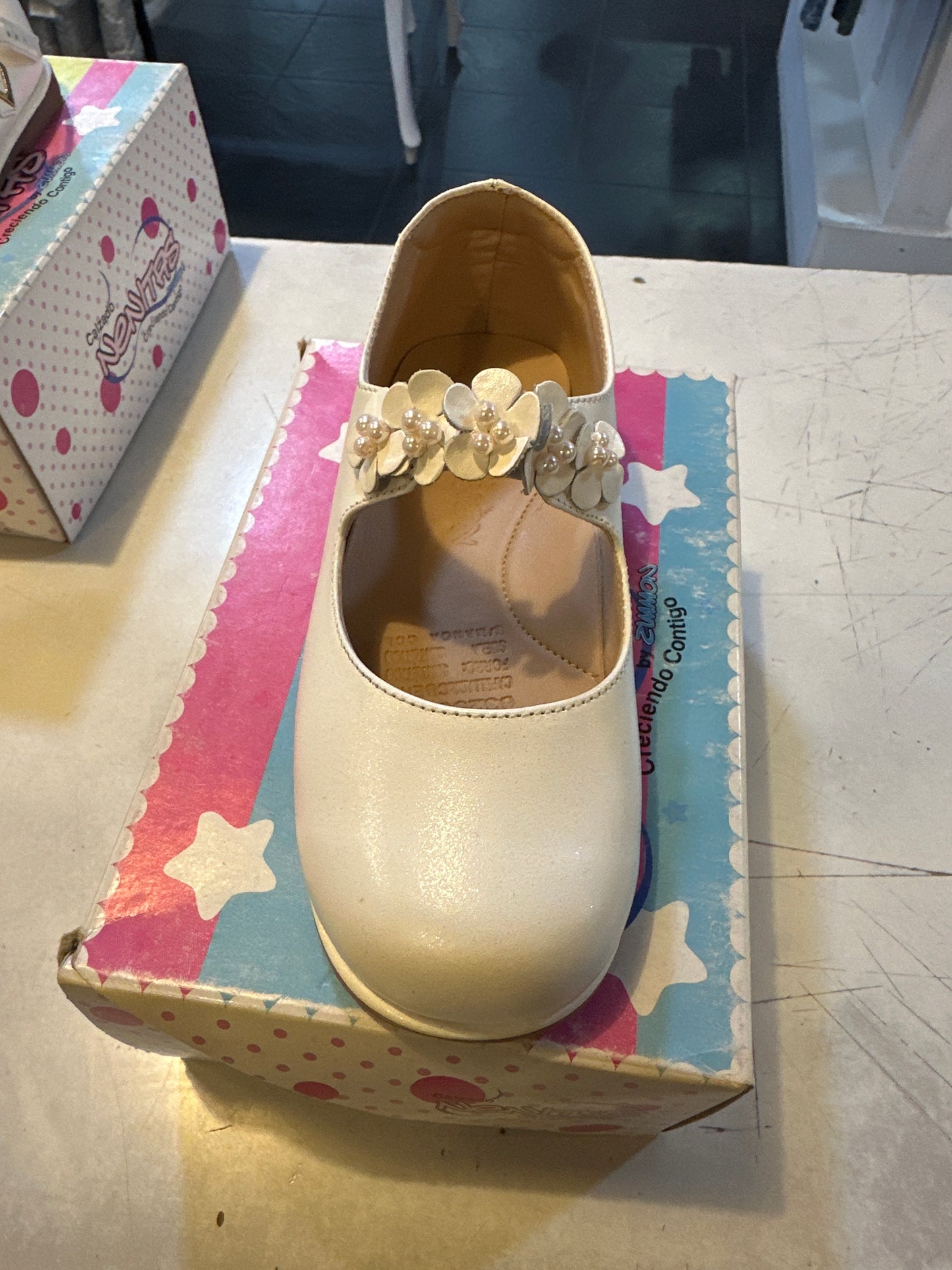 Zapatos flores en cuero niña