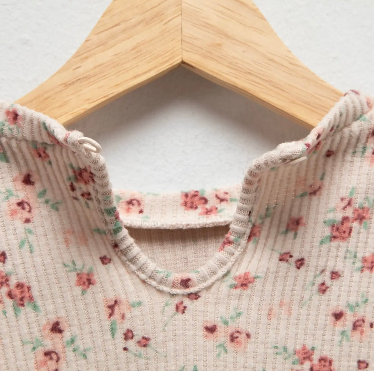 Blusa flores cuello redondo botón atrás